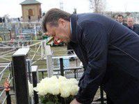 Файл:200px-Янукович на могиле мамы.jpeg