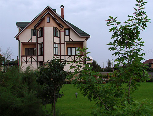 Файл:Перед домом Лавриновича - лужайка .jpg